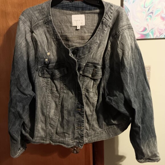 Torrid Size 6 Cropped Denim Jacket Distressed - Picture 1 of 1